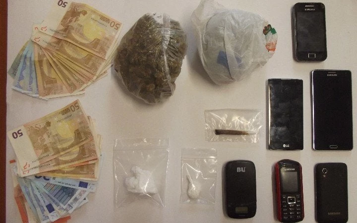 Παράδοση κατ’οίκον με ταξί – Συνελήφθη σπείρα που μετέφερε με νταλίκες ναρκωτικά στη χώρα